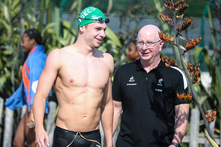 Leon Marchand bên cạnh người thầy Bob Bowman. (Ảnh: NBC)