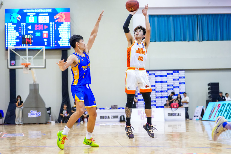 Nguyễn Đường Quang Anh mang về nhiều quả ba điểm quan trọng cho Danang Dragons. (Ảnh: VBA)