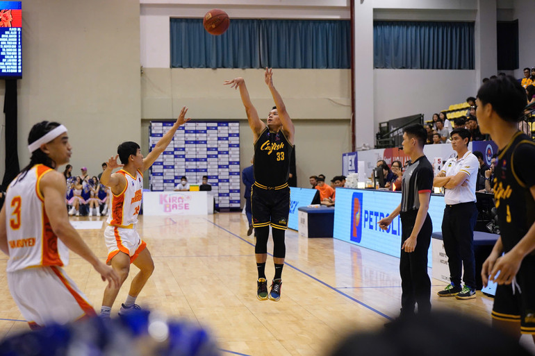 Trương Hoàng Trung ném ba điểm. (Ảnh: VBA)