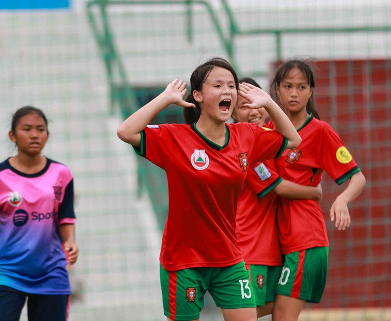 Những màn ăn mừng đầy cảm xúc của các cô gái trẻ.