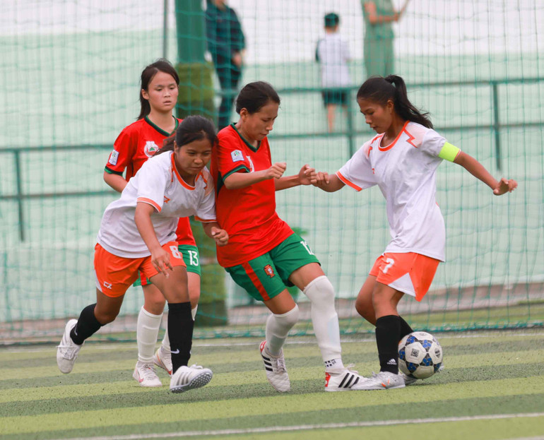 Các đội bóng đá nữ tranh tài quyết liệt.