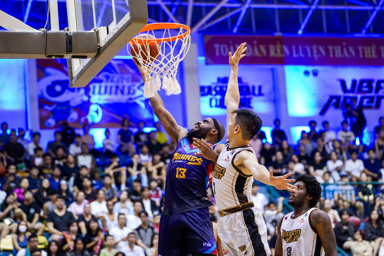 Shon Briggs thường xuyên tỏa sáng ở những pha đánh cận rổ. (Ảnh: VBA)