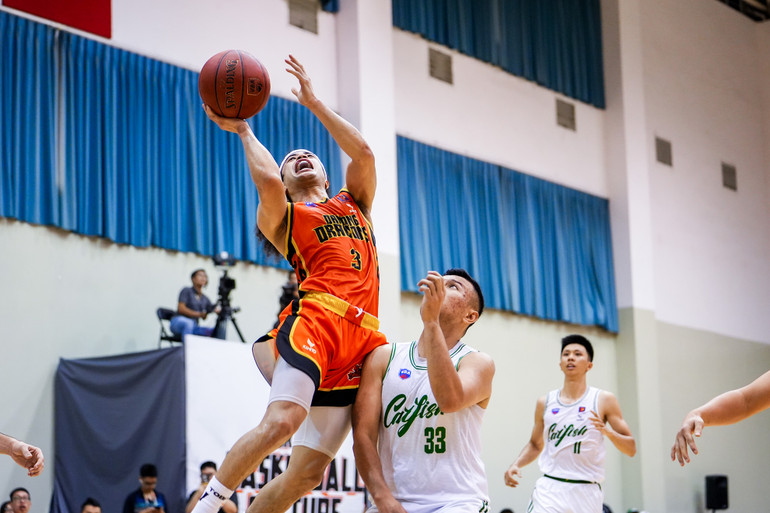 Bryan Nguyễn dứt điểm ở tư thế khó. (Ảnh: VBA)