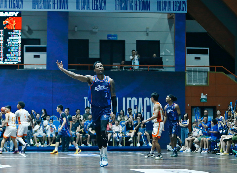 Hassan Thomas ăn mừng sau pha ba điểm thành công. (Ảnh: VBA)