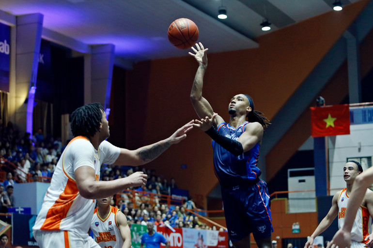 Devin Peterson treo bóng bổng vào rổ trước Max Allen của Danang Dragons. (Ảnh: VBA)