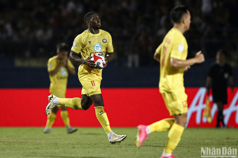 Rimario mang về bàn gỡ hòa quan trọng giúp khôi phục tinh thần các cầu thủ áo vàng.