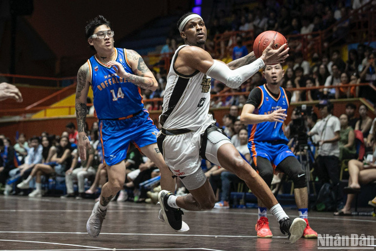 Elijah Weaver cũng chơi xuất sắc và đạt triple-double. (Ảnh: SƠN TÙNG)