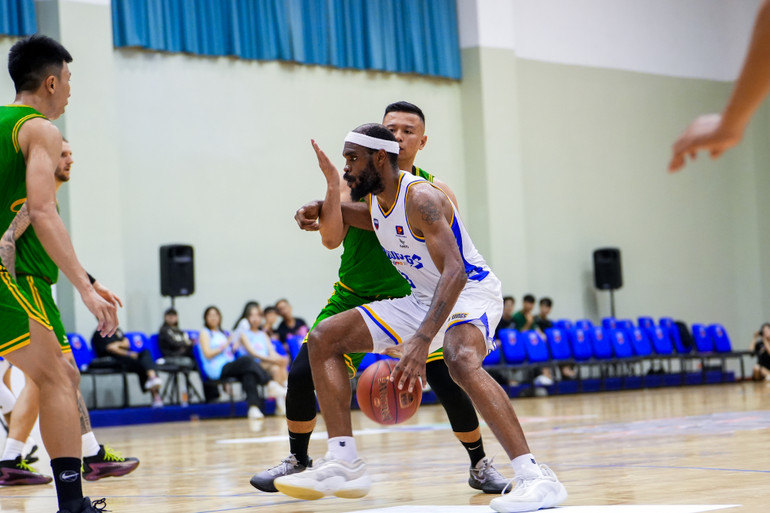 Shon Briggs liên tục ghi điểm ở khu vực cận rổ. (Ảnh: VBA)