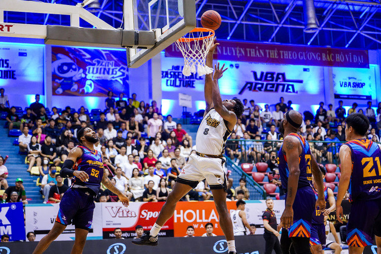 Jevonnie Scott dứt điểm cận rổ trước hàng thủ Ho Chi Minh City Wings. (Ảnh: VBA)