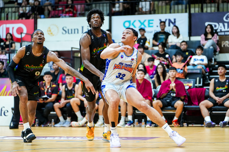 Dominique Tham chiếm vị trí tranh bóng với bộ đôi ngoại binh của Saigon Heat. (Ảnh: VBA)
