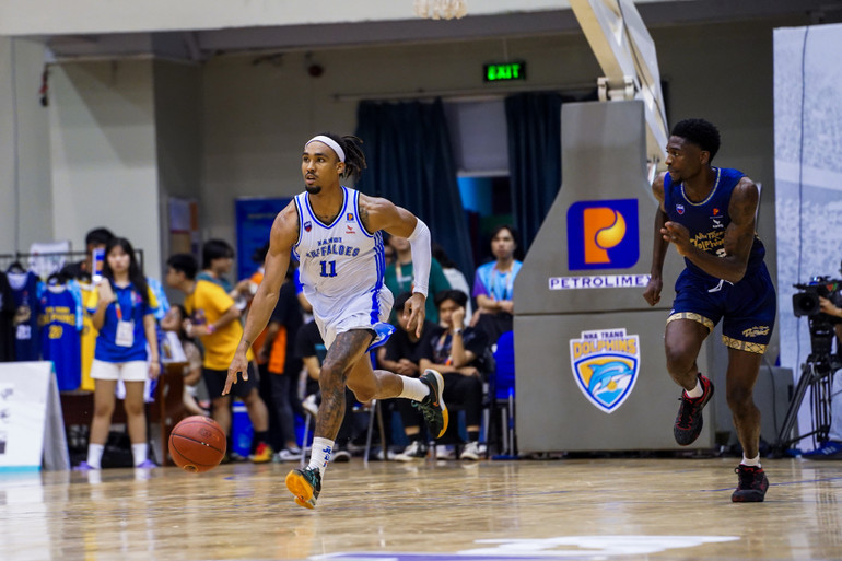 Devin Peterson (áo trắng) giúp Hanoi Buffaloes bám đuổi. (Ảnh: VBA) Devin Peterson (áo trắng) giúp Hanoi Buffaloes bám đuổi. (Ảnh: VBA)
