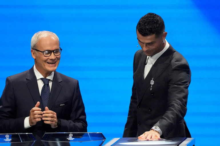 Ronaldo khiến mọi người háo hức mỗi lần ấn nút. (Ảnh: Getty)