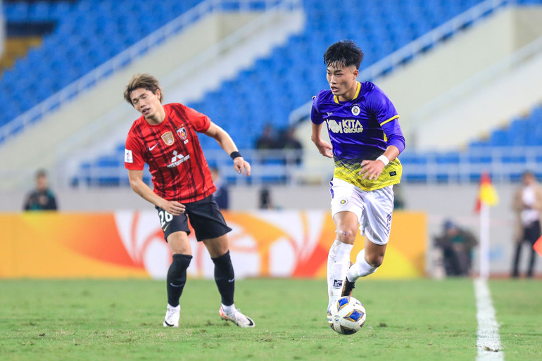 Văn Trường (phải) nhanh chóng tỏa sáng khi được trao cơ hội. (Ảnh: Minh Dân) Văn Trường (phải) nhanh chóng tỏa sáng khi được trao cơ hội. (Ảnh: Minh Dân)