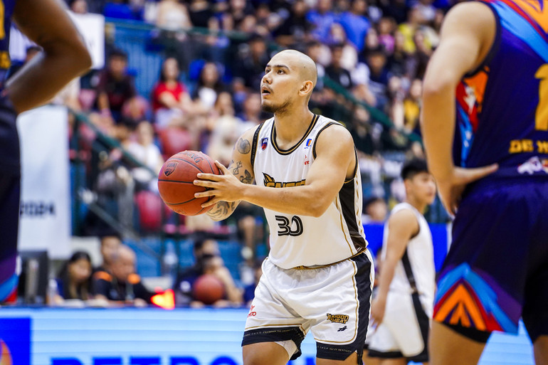 Tim Waale vào sân gia cố thêm cho khu vực cận rổ của Saigon Heat. (Ảnh: VBA)