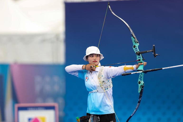 Ánh Nguyệt giành điểm 10 trong loạt bắn mũi tên vàng. (Ảnh: TTXVN)