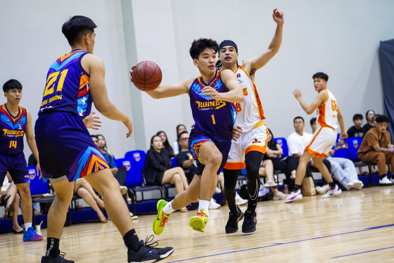 Tim De Kok vượt qua các cầu thủ Danang Dragons. (Ảnh: VBA)