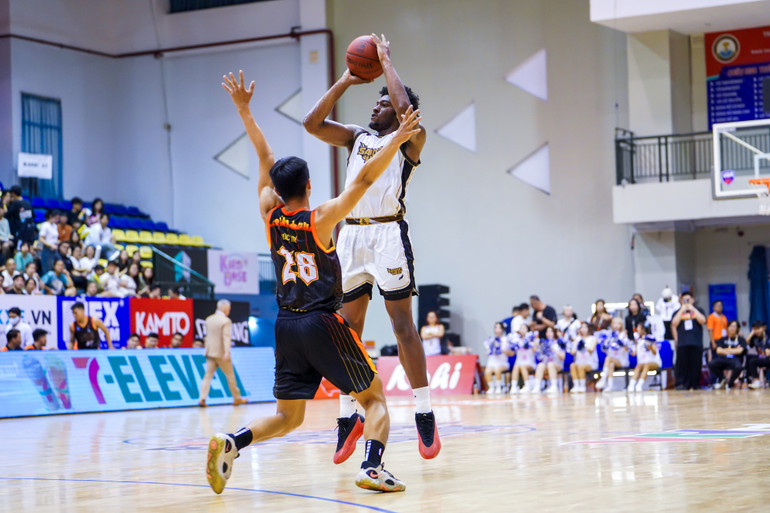 Saigon Heat tiêu tốn nhiều pha dứt điểm ở vạch ba điểm nhưng không hiệu quả. (Ảnh: VBA)