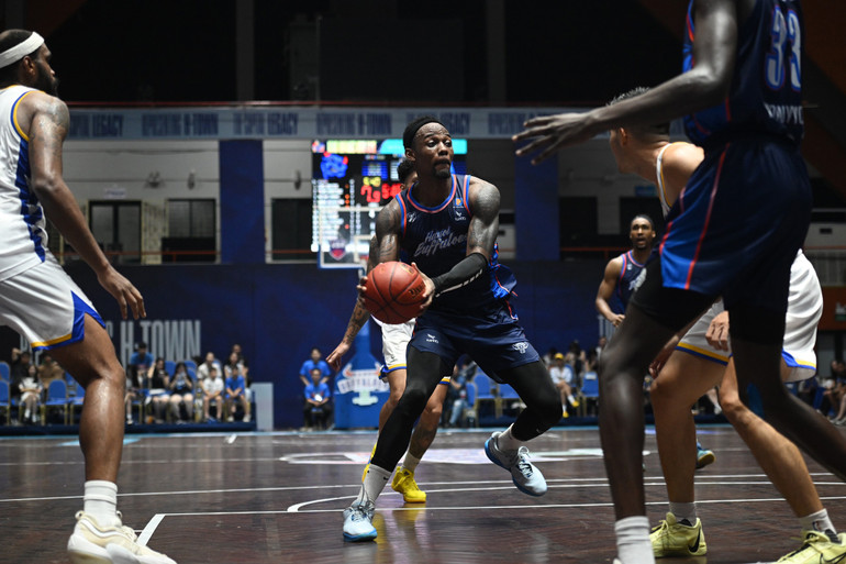 Hassan Thomas đột phá hàng thủ Ho Chi Minh City Wings. (Ảnh: VBA) Hassan Thomas đột phá hàng thủ Ho Chi Minh City Wings. (Ảnh: VBA)