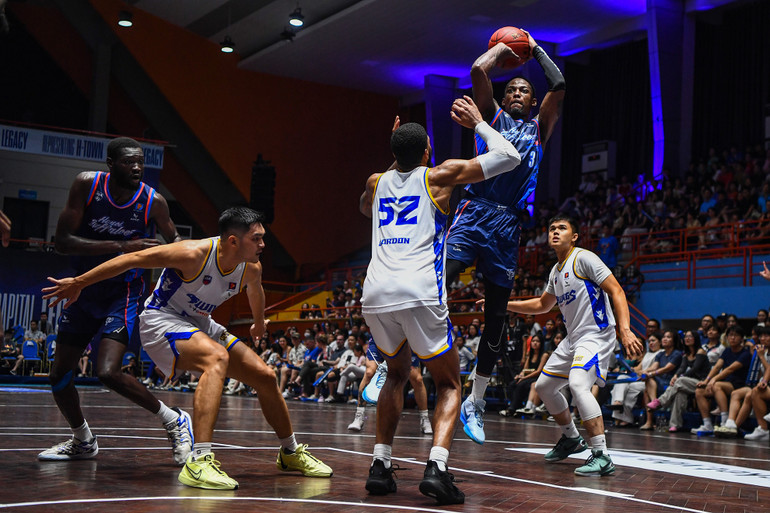 Hassan Thomas ngã người dứt điểm tầm trung. (Ảnh: VBA) Hassan Thomas ngã người dứt điểm tầm trung. (Ảnh: VBA)