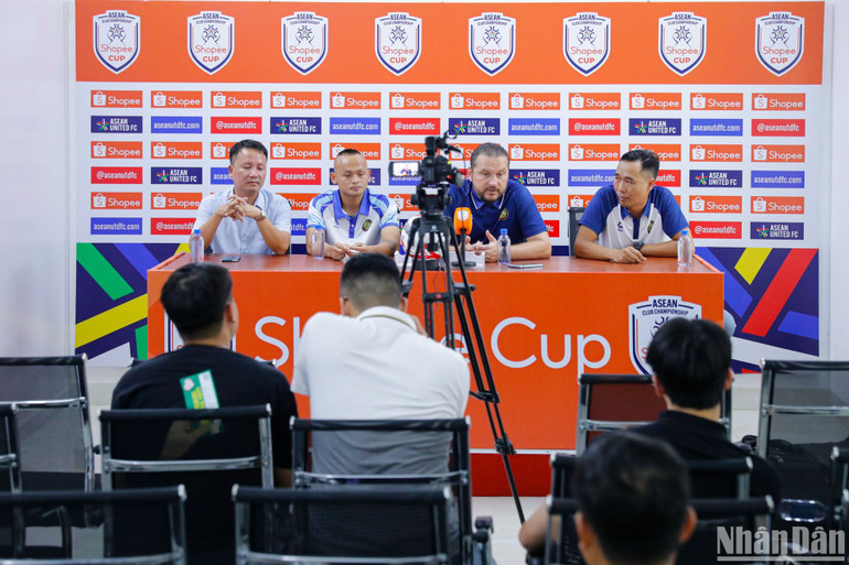 Quang cảnh buổi họp báo. (Ảnh: SƠN TÙNG)