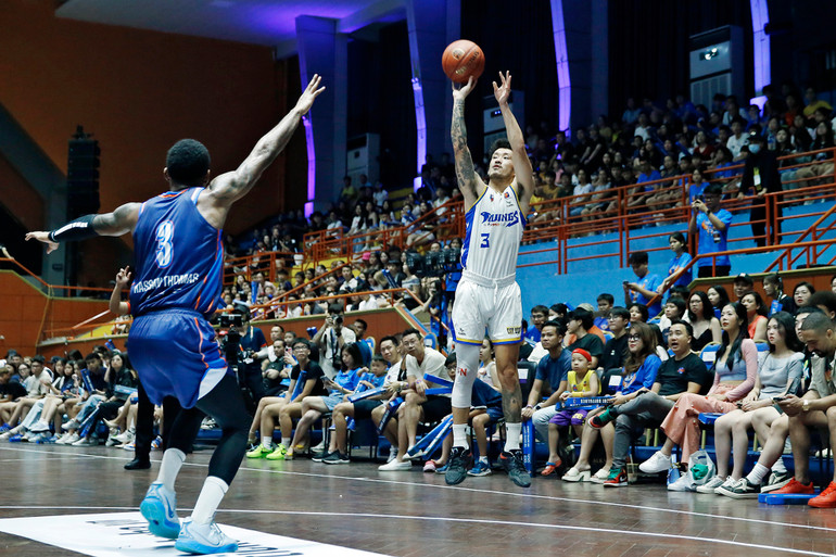 Khoa Trần dứt điểm từ vạch ba điểm. (Ảnh: VBA)