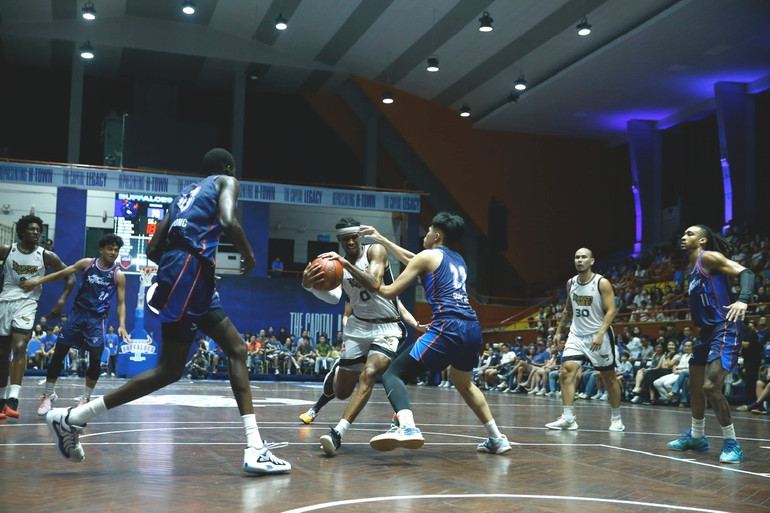 Elijah Weaver (áo trắng) gồng gánh hàng công Saigon Heat. (Ảnh: VBA)