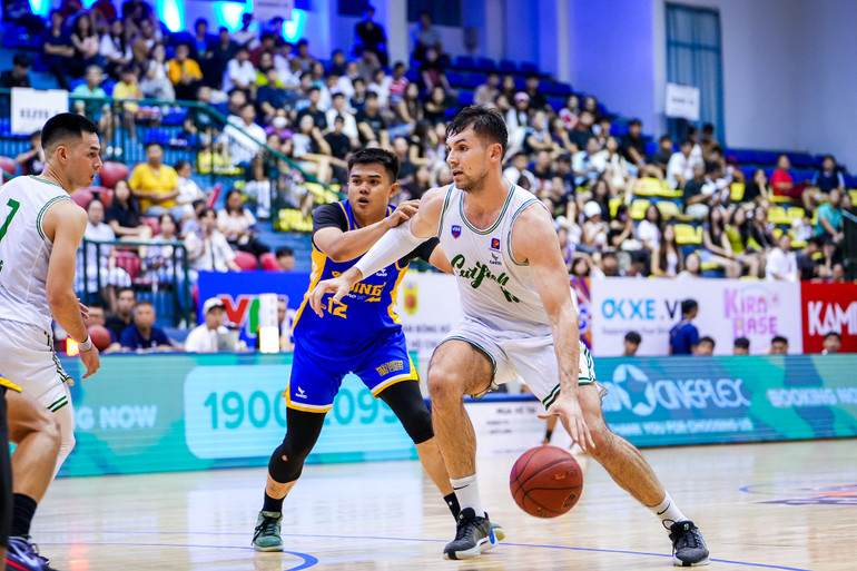 Yevgen Sakhniuk dẫn bóng tấn công khu vực hình thang của Ho Chi Minh City Wings. (Ảnh: VBA)