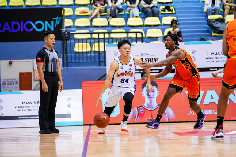 Huỳnh Vĩnh Quang giúp tinh thần các đồng đội dâng cao. (Ảnh: VBA)