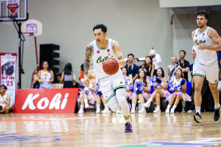 Tâm Đinh dẫn bóng phản công nhanh. (Ảnh: VBA)