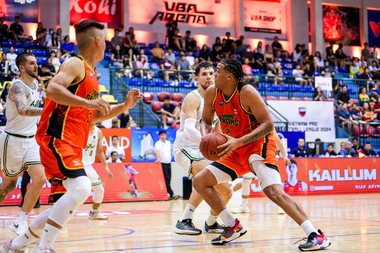 Max Allen xoay sở ở khu vực hình thang của Danang Dragons. (Ảnh: VBA)