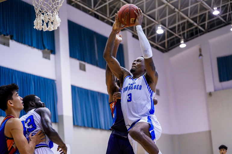 Hassan Thomas dứt điểm cận rổ ghi điểm cho Hanoi Buffaloes. (Ảnh: VBA)