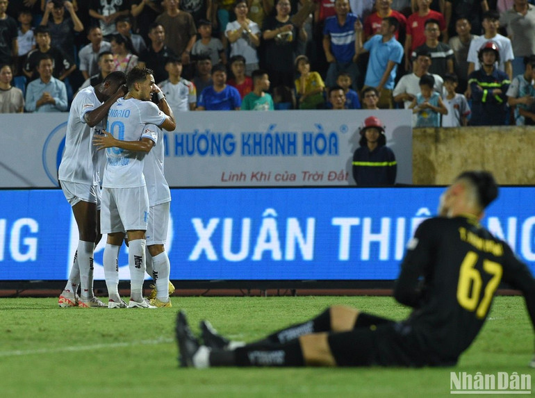 Các cầu thủ Thép Xanh Nam Định liên tiếp có được bàn thắng.