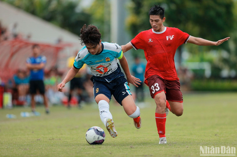 Cơ hội của hai đội không được cụ thể hóa thành bàn thắng ở hiệp 1. (Ảnh: QUYẾT TÙNG)