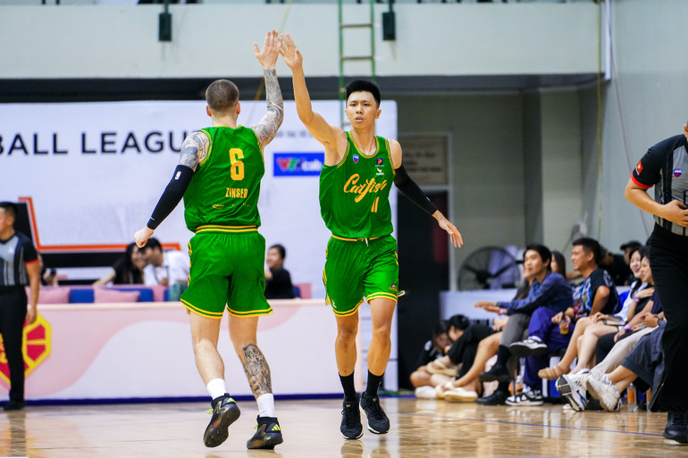 Lê Khắc Đăng Khoa (phải) ăn mừng sau pha lập công. (Ảnh: VBA)