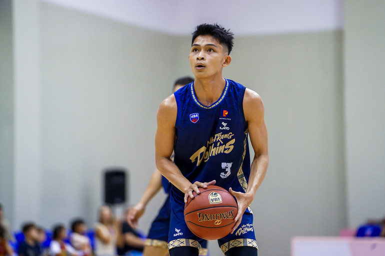 Nguyễn Hoàng Phúc ném phạt ghi điểm cho Nha Trang Dolphins. (Ảnh: VBA)