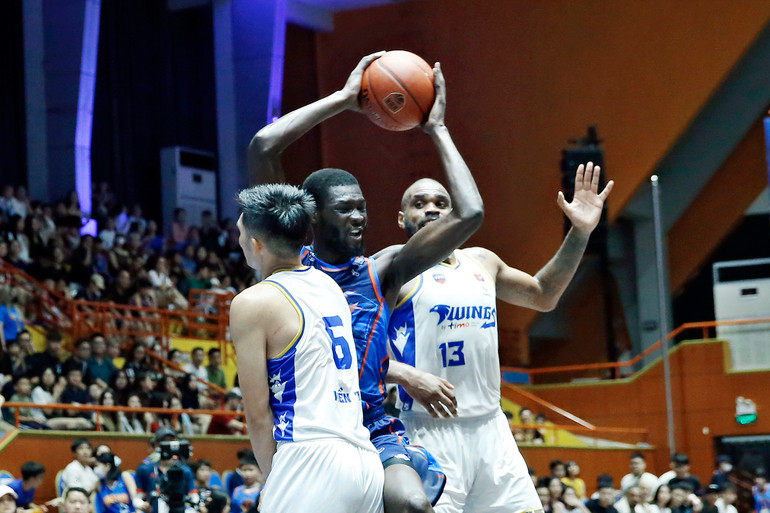 Ruot Monyyong (áo xanh) bị hai kèm một. (Ảnh: VBA)