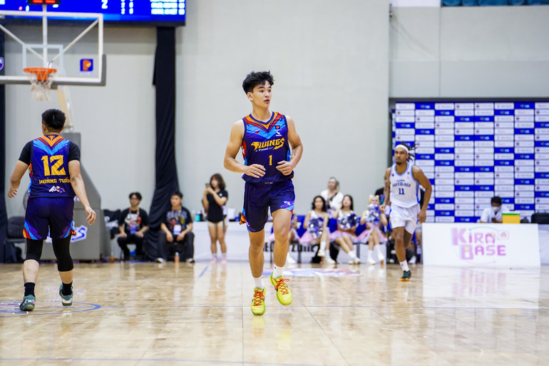 Tim De Kok giúp Ho Chi Minh City Wings duy trì thế cân bằng với Hanoi Buffaloes. (Ảnh: VBA)