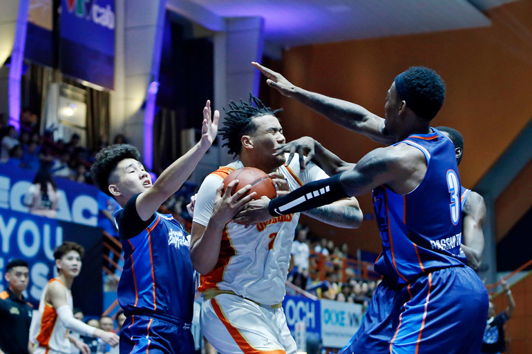 Max Allen trước áp lực phòng ngự rắn rỏi của Hanoi Buffaloes. (Ảnh: VBA)