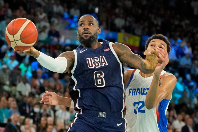LeBron James gặp khó khăn trước sự quyết tâm của người Pháp. (Ảnh: Getty)