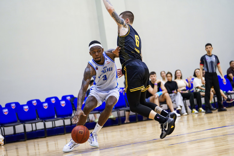 Hassan Thomas (trái) là đầu tầu ghi điểm cho "Trâu Thủ đô". (Ảnh: VBA)