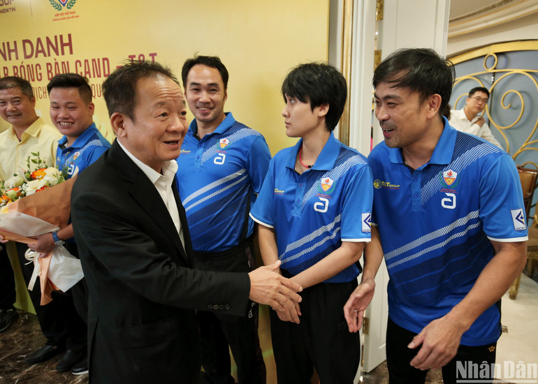 Ông Đỗ Quang Hiển - Nhà sáng lập, Chủ tịch Ủy ban chiến lược Tập đoàn T&T Group chia vui cùng các huấn luyện viên, vận động viên.