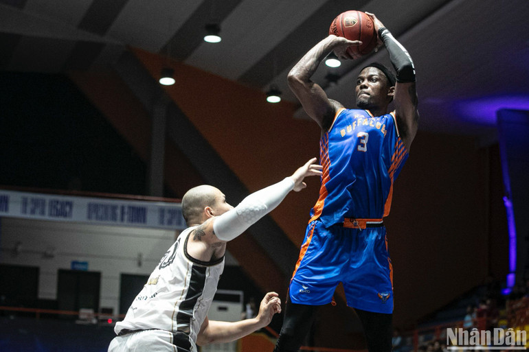 Hassan Thomas thi đấu tốt ở cả khu vực cận rổ lẫn vòng ngoài. (Ảnh: SƠN TÙNG)