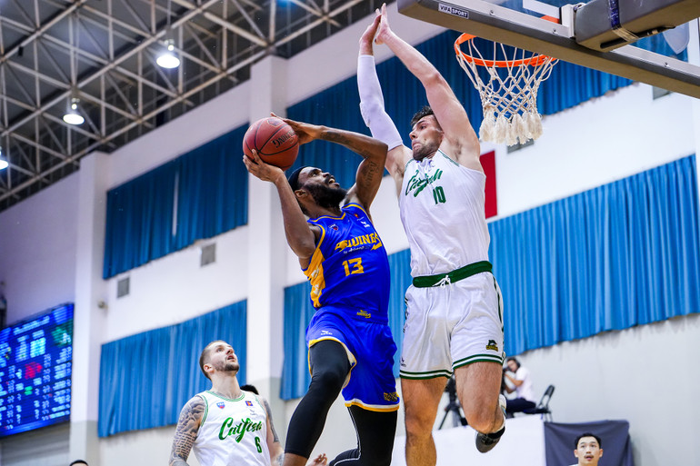 Shon Briggs (áo xanh) đối đầu trực diện với trung phong Yevgen Sakhniuk ở ngay dưới rổ. (Ảnh: VBA)