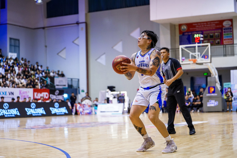 Jimmy Nguyễn tỏa sáng ở vạch ba điểm mang về nhiều điểm số cho Hanoi Buffaloes. (Ảnh: VBA)