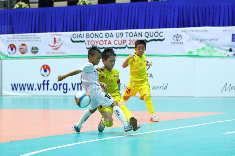 Trận bán kết thứ 2 là cuộc chạm trán giữa U9 Sông Lam Nghệ An (áo vàng) và U9 Hà Nội.