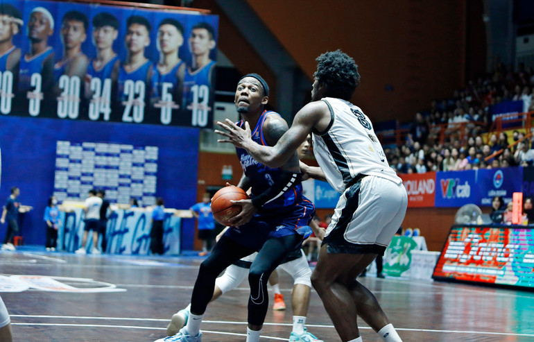 Hassan Thomas ghi những điểm số quan trọng cho Trâu Thủ đô. (Ảnh: VBA)