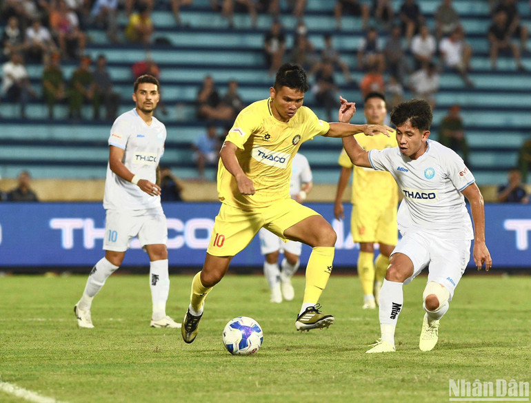 Hàng công của Đông Á Thanh Hóa tạo ra nguy hiểm trước nhưng chưa cụ thể hóa thành bàn thắng.