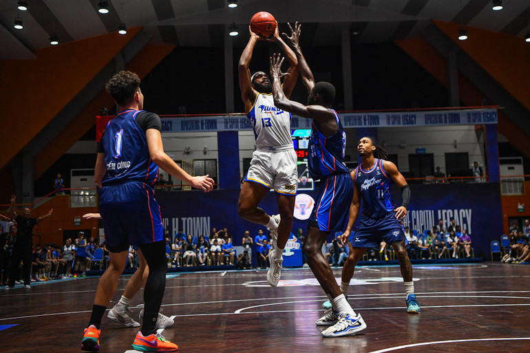 Shon Briggs dứt điểm trước tay chắn của các cầu thủ Hanoi Buffaloes. (Ảnh: VBA) Shon Briggs dứt điểm trước tay chắn của các cầu thủ Hanoi Buffaloes. (Ảnh: VBA)