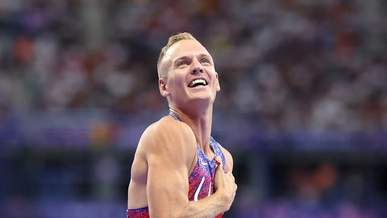 Sam Kendricks hạnh phúc với cú nhảy sào của bản thân. (Ảnh: The Sun)