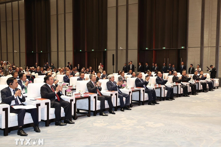 Tổng Bí thư, Chủ tịch nước Tô Lâm và thành viên đoàn hai nước tham dự gặp gỡ đại diện nhân sĩ hữu nghị Trung Quốc. (Ảnh: Trí Dũng/TTXVN)